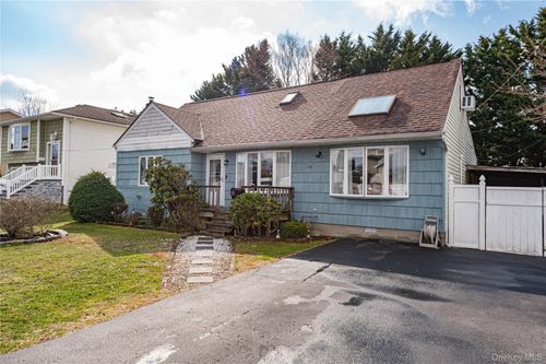 14 Willoughby Pl, West Islip, NY, 11795-4534 | Card Image