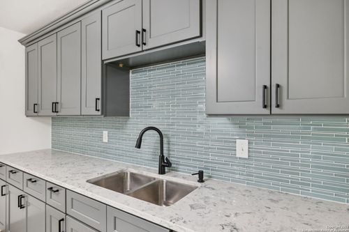 2950 Lasses Blvd, San Antonio, TX, 78223-4124 | Card Image