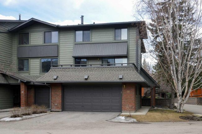 33 - 10030 Oakmoor Way Sw, Home with 3 bedrooms, 1 bathrooms and 2 parking in Calgary AB | Image 1