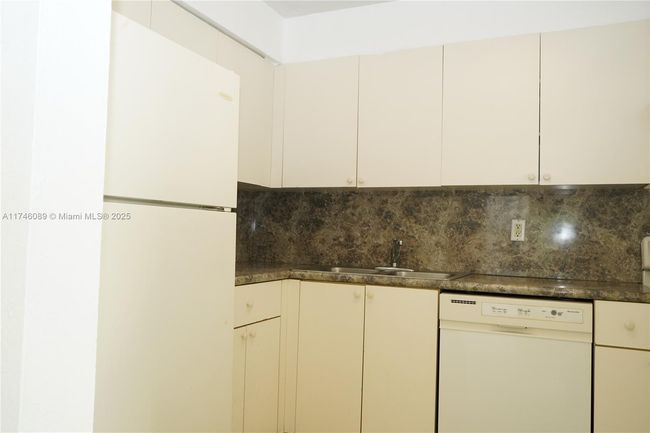 APT-301 - 4215 N University Dr, Condo with 2 bedrooms, 2 bathrooms and null parking in Sunrise FL | Image 5