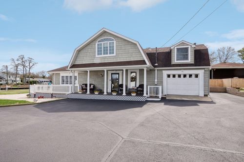 16 Red Bridge Rd, Center Moriches, NY, 11934-3318 | Card Image