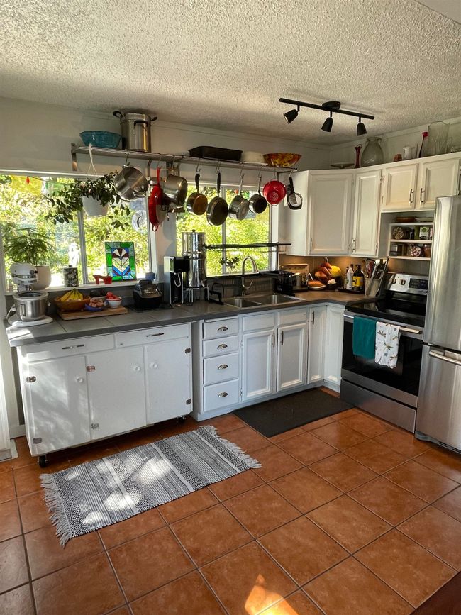 1833 North Road, House other with 3 bedrooms, 2 bathrooms and 2 parking in Gibsons BC | Image 4