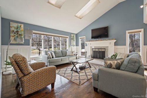 25 Cliff Rd W, Wading River, NY, 11792-1237 | Card Image