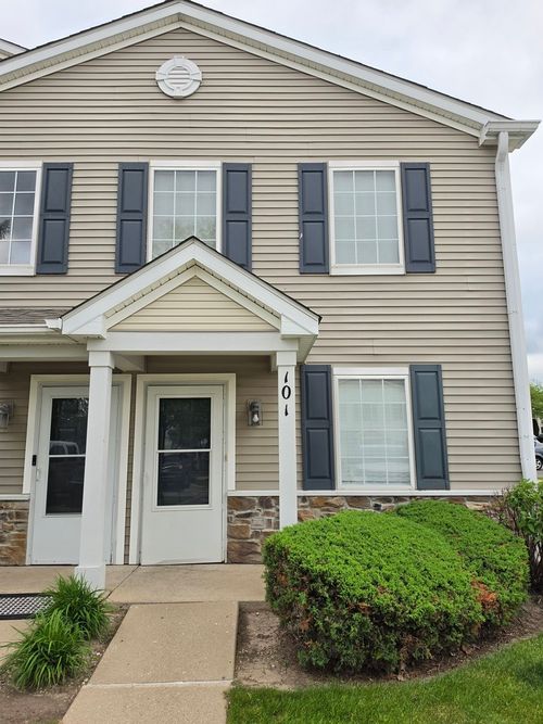 101-101 Silverstone Dr, Carpentersville, IL, 60110-1104 | Card Image