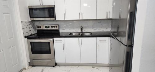 apt-3-900 Sw 11th St, Hallandale Beach, FL, 33009-6871 | Card Image