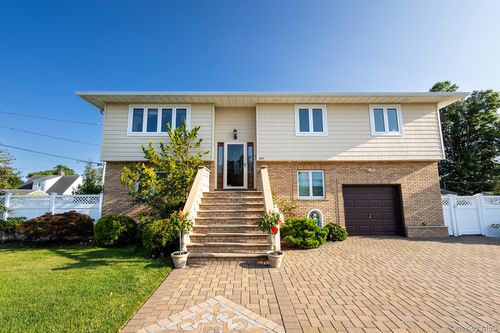222 N Pine Street, Oyster Bay, NY, 11758 | Card Image