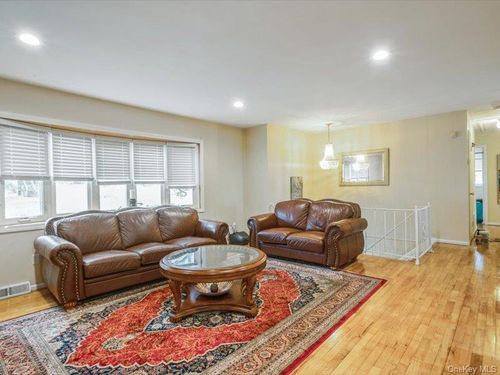 42 Mesa Pl, Nanuet, NY, 10954-5901 | Card Image
