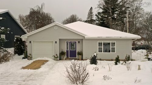 27 Whidden Ave, Wolfville, NS, B4P0A3 | Card Image