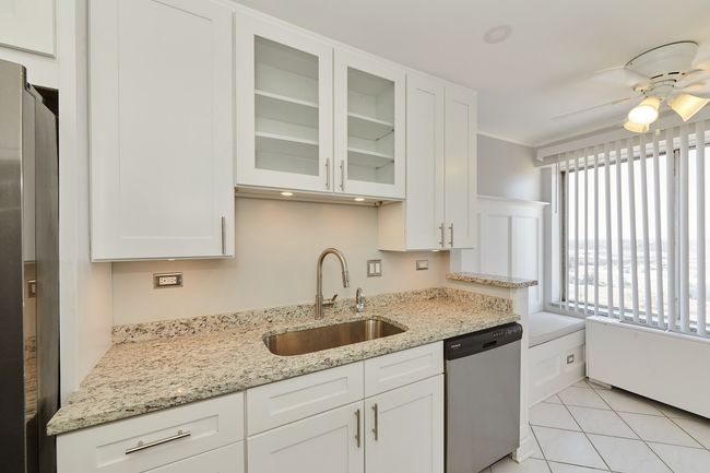 APT-1704 - 7033 N Kedzie Ave, Condo with 2 bedrooms, 2 bathrooms and 2 parking in Chicago IL | Image 5