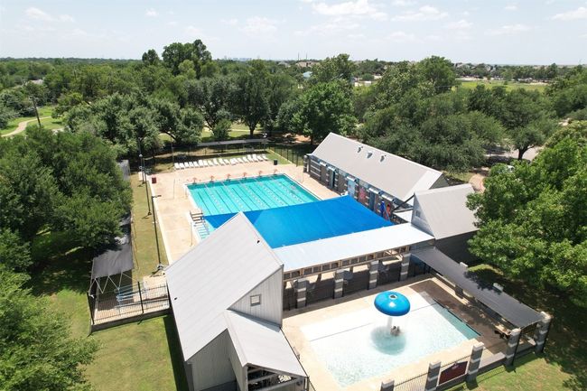 View of swimming pool | Image 38