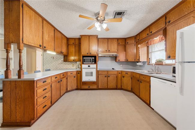 524 E Avenue D, House other with 4 bedrooms, 4 bathrooms and 2 parking in Rosebud TX | Image 5