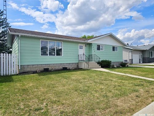 5008 Post Pl, Macklin, SK, S0L0E6 | Card Image