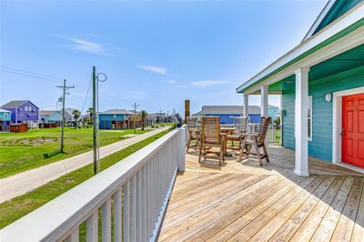 879 Holiday, House other with 3 bedrooms, 2 bathrooms and null parking in Crystal Beach TX | Image 2