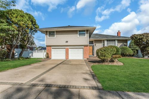 708 Salisbury Park Dr, Westbury, NY, 11590-5820 | Card Image