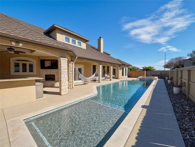 Step into the two level pool. | Image 31