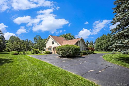 8477 Ranch Estates Rd, Clarkston, MI, 48348-4036 | Card Image