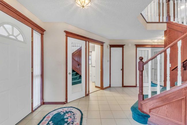 121 Patterson Mount Sw, House other with 5 bedrooms, 4 bathrooms and 4 parking in Calgary AB | Image 5
