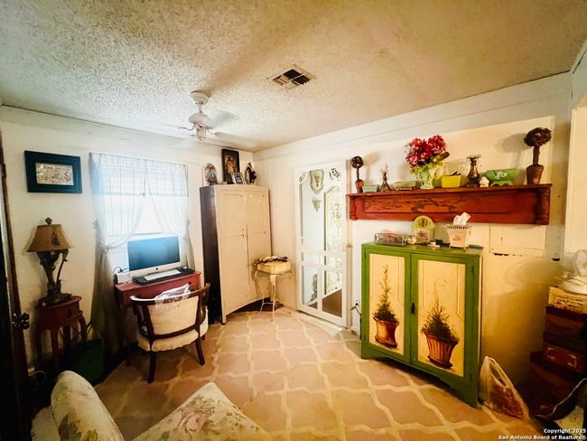 521 Cr 7713 #1, House other with 3 bedrooms, 1 bathrooms and null parking in Devine TX | Image 10