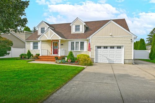 146 Smith Ave, Islip, NY, 11751-4313 | Card Image