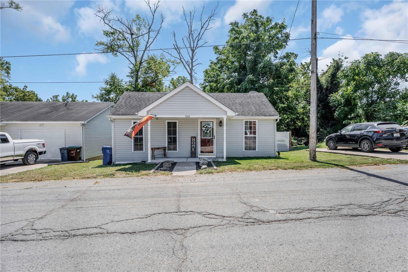 Cherry St, Winfield, MO 63389