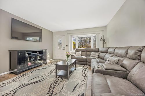 31 Dena Dr, Blue Point, NY, 11715-1109 | Card Image