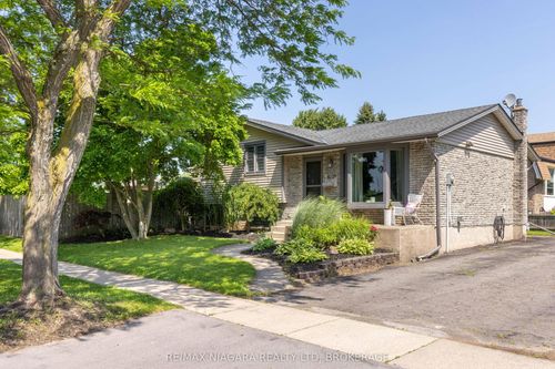 8229 Rideau St, Niagara Falls, ON, L2H2E3 | Card Image