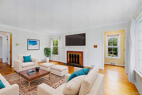 2204 Stanhope St, Grosse Pointe Woods, MI, 48236-1976 | Card Image
