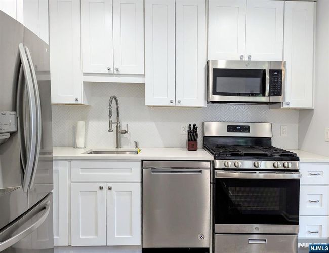 230 Orchard Park, House attached with 2 bedrooms, 2 bathrooms and null parking in Allendale NJ | Image 5