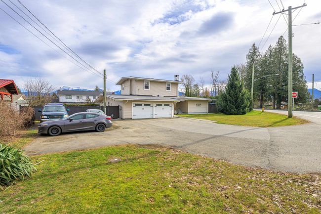 10014 Young Road, House other with 4 bedrooms, 3 bathrooms and 8 parking in Chilliwack BC | Image 2