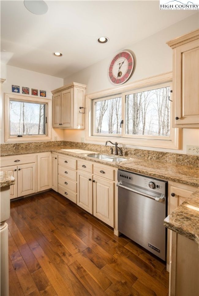 1902 Elk Creek Mountain Pkwy, House other with 4 bedrooms, 5 bathrooms and null parking in Todd NC | Image 16