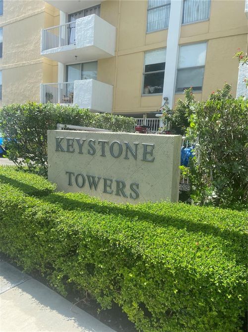 apt-211-2020 Ne 135th St, North Miami, FL, 33181-2107 | Card Image