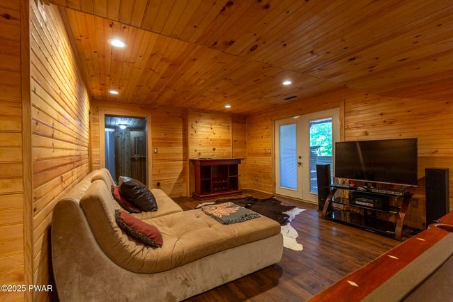 Family Room | Image 25