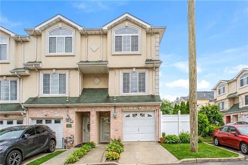 61 Merivale Ln, Staten Island, NY, 10304-3858 | Card Image