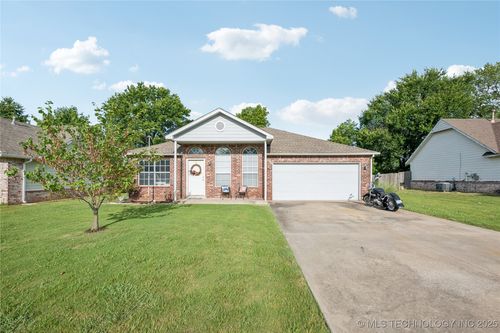 610 Bixby St, Coweta, OK, 74429-2055 | Card Image