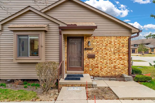 37231 Glenbrook Dr, Condo with 2 bedrooms, 2 bathrooms and null parking in Clinton Township MI | Image 4
