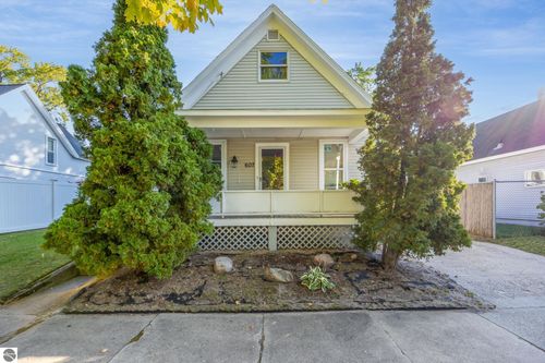 607 Maple St, Cadillac, MI, 49601-2338 | Card Image