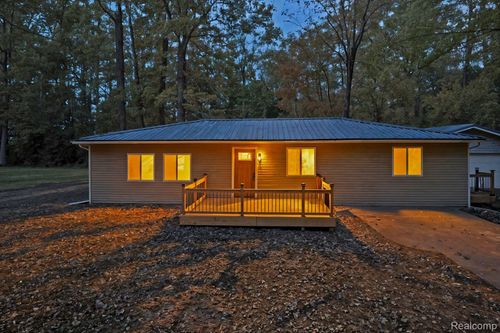 631 Pine Dr, Columbiaville, MI, 48421-9733 | Card Image