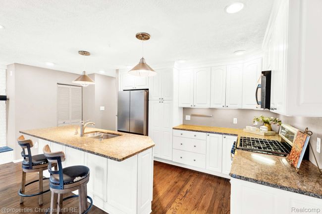 Great counter seating | Image 21