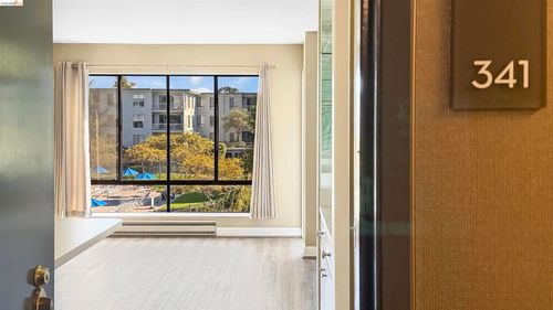 c341-6 Commodore Drive, Emeryville, CA, 94608-1649 | Card Image