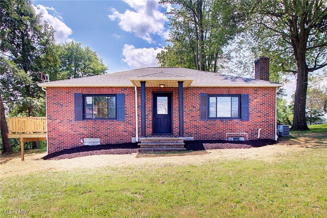 Maple St, Hartville, OH 44632