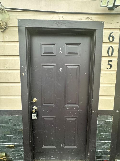a-605 E Hunnicutt St, Baytown, TX, 77520-4906 | Card Image