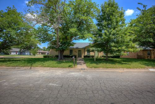 7701 Cedar Park Ave, North Richland Hills, TX, 76182-7902 | Card Image