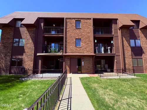 3-2033 Washington Street N, Bismarck, ND, 58501 | Card Image