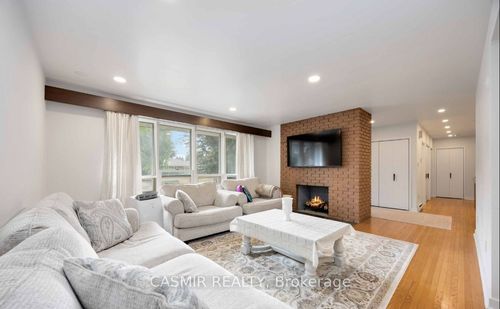 31 Orlon Cres, Richmond Hill, ON, L4C6S3 | Card Image