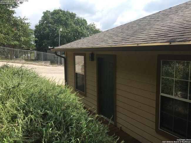 208 Scenic Mountain Dr, House other with 2 bedrooms, 3 bathrooms and null parking in Lakehills TX | Image 38