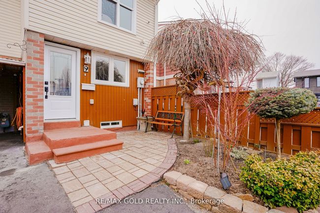 9 Havendale Crt, House attached with 4 bedrooms, 2 bathrooms and 5 parking in Brampton ON | Image 4