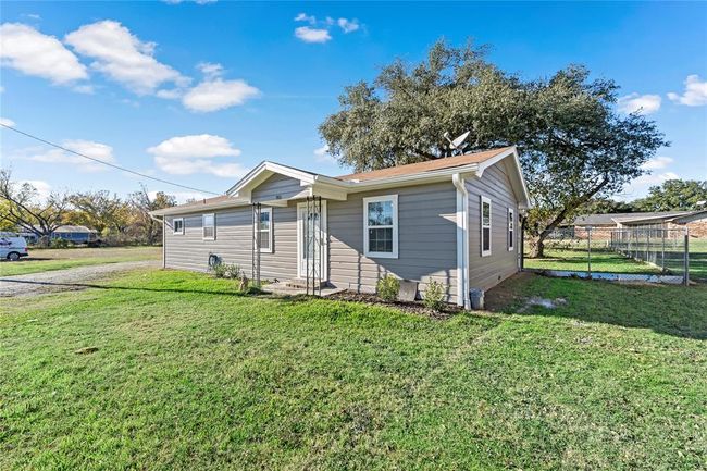 915 E Hanna St, House other with 3 bedrooms, 2 bathrooms and 2 parking in Calvert TX | Image 7