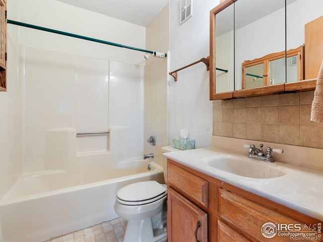 Bathroom situated right next to the primary bedroom. | Image 20