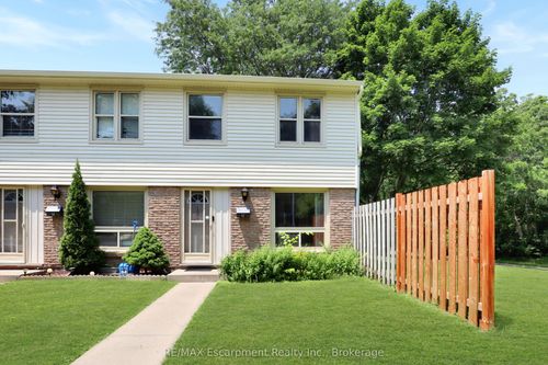 15-165 Green Valley Dr, Kitchener, ON, N2P1K3 | Card Image