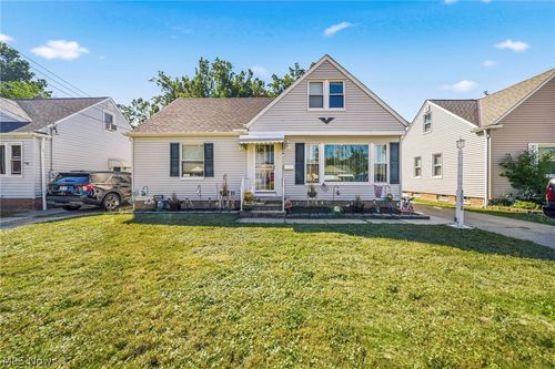 30018 Truman Ave, Wickliffe, OH, 44092-1724 | Card Image